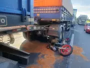 Motociclista tenta passar em corredor e acaba embaixo de carreta na BR-376