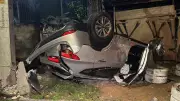 Motorista embriagado capota carro após bater em poste e portão em Porto Alegre
