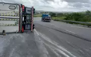 Motorista fica ferido após carreta tombar na BR-101 em Itaporanga D'Ajuda
