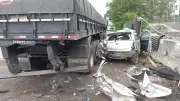Motorista fica gravemente ferido após bater em carreta na Ayrton Senna em Mogi
