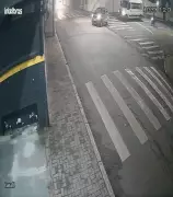 Motorista foge após bater em carro e causar capotamento em São José dos Campos