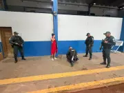 Mulher chora ao ser presa por tráfico de drogas em terminal rodoviário de Santarém