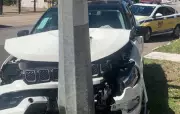Mulher fica ferida após carro bater em poste na Zona Sul de Aracaju