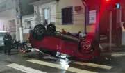 Mulher fica ferida após carro capotar em acidente no centro de Mogi Mirim