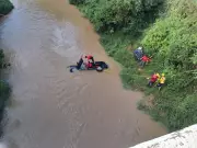Mulher morre afogada após carro cair em rio em Canelinha (SC)