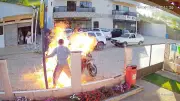 Mulher morre após filho atear fogo em moto para evitar apreensão