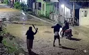 Mulher reage a assalto com sombrinha e criminosos são detidos no AM