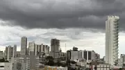 Nova frente fria traz chuva intensa e mantém frio no Paraná neste fim de semana