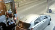 Passageiro desce de ônibus, pega celular caído e volta ao coletivo no DF