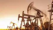 Petróleo cai 5% com possível acordo entre Irã e EUA sobre estreito de Hormuz