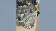 Polícia apreende 200 mil figurinhas falsas da Copa no RJ
