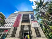 Pontes e biblioteca em SP recebem iluminação azul para conscientizar sobre fadiga crônica