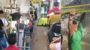 Porta de ônibus cai com veículo em movimento em Teresina; veja vídeo