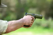 Projeto de lei quer liberar FGTS para compra de armas; entenda a proposta