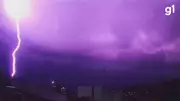 Quatro raios atingem o mesmo ponto durante tempestade em Taquara