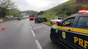 Queda de granito interdita Via Dutra e causa acidentes em Barra Mansa