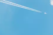 Rastros de aviões no céu contribuem para aquecimento global