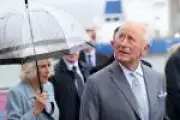 Rei Charles III é atingido por fezes de gaivota e leva situação com bom humor