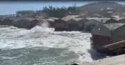Ressaca causa invasão do mar em construções na orla de Laguna (SC)