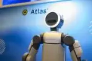 Robô Atlas da Boston Dynamics realiza saltos mortais e estrelinhas em novos testes