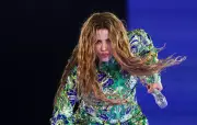 Shakira agita Copacabana com uivos e declarações ao público