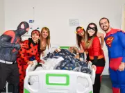 Super-heróis levam alegria a pacientes do Hospital do Vicentino em São Vicente