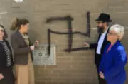 Suásticas e saudações nazistas em sinagogas de Nova York assustam comunidade