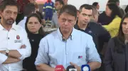 Tarcísio diz que Flávio Bolsonaro tem 'muitas questões' a explicar sobre caso Banco Master
