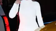 Taylor Swift desfila look branco da Retrofête em jantar com amigos em NY