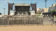 Técnicos desmontam palco de show da Shakira em Copacabana