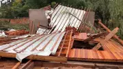 Temporal em Santana do Livramento deixa 100 casas destelhadas e cidade em emergência