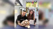 Tosador de Sorocaba viraliza com brincadeiras para acalmar cães em pet shop