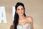 Transformações físicas de Demi Moore: O que está por trás das mudanças?
