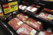 Trump assina decretos para ampliar importação de carne bovina e conter preços