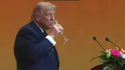 Trump quebra regra? Vídeo de brinde com champanhe viraliza