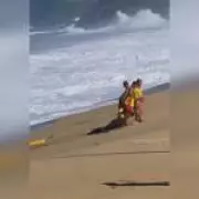 Turista morre arrastado por correnteza no mar e alerta para ressacas em SP e RJ