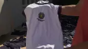 Uniformes escolares novos são achados em caçamba de lixo em Campinas