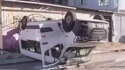 Van capota após colisão com caminhão no bairro da Sacramenta, em Belém