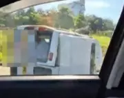 Van escolar capota após colisão com ônibus em Porto Real; dois feridos