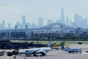 Vídeo mostra avião da United batendo em poste e caminhão ao pousar nos EUA