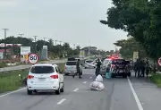 Vídeo mostra carro atropelando PM caído na pista após colisão com animal