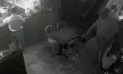Vídeo mostra Ed Motta jogando cadeira e confusão em restaurante no Rio