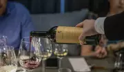Vídeo mostra Ed Motta jogando cadeira em restaurante no Rio após taxa de rolha