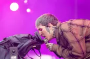Vocalista do Bring Me the Horizon sofre concussão leve após ser atingido por celular