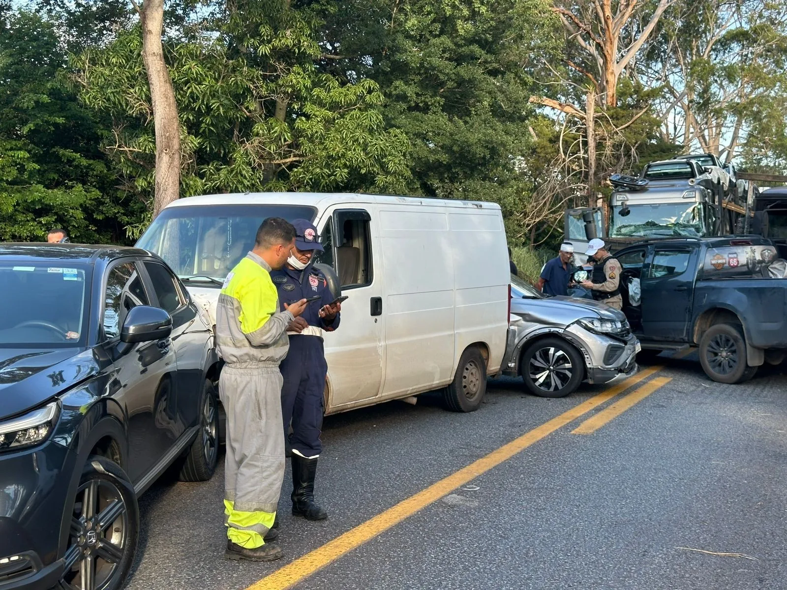 Engavetamento na MG-050 em Itaúna deixa 12 feridos leves