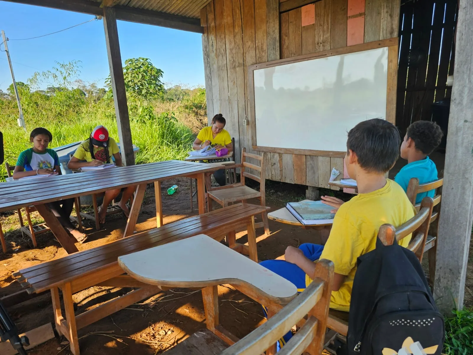 Escola rural no Acre retoma aulas em casebre sem paredes após suspensão