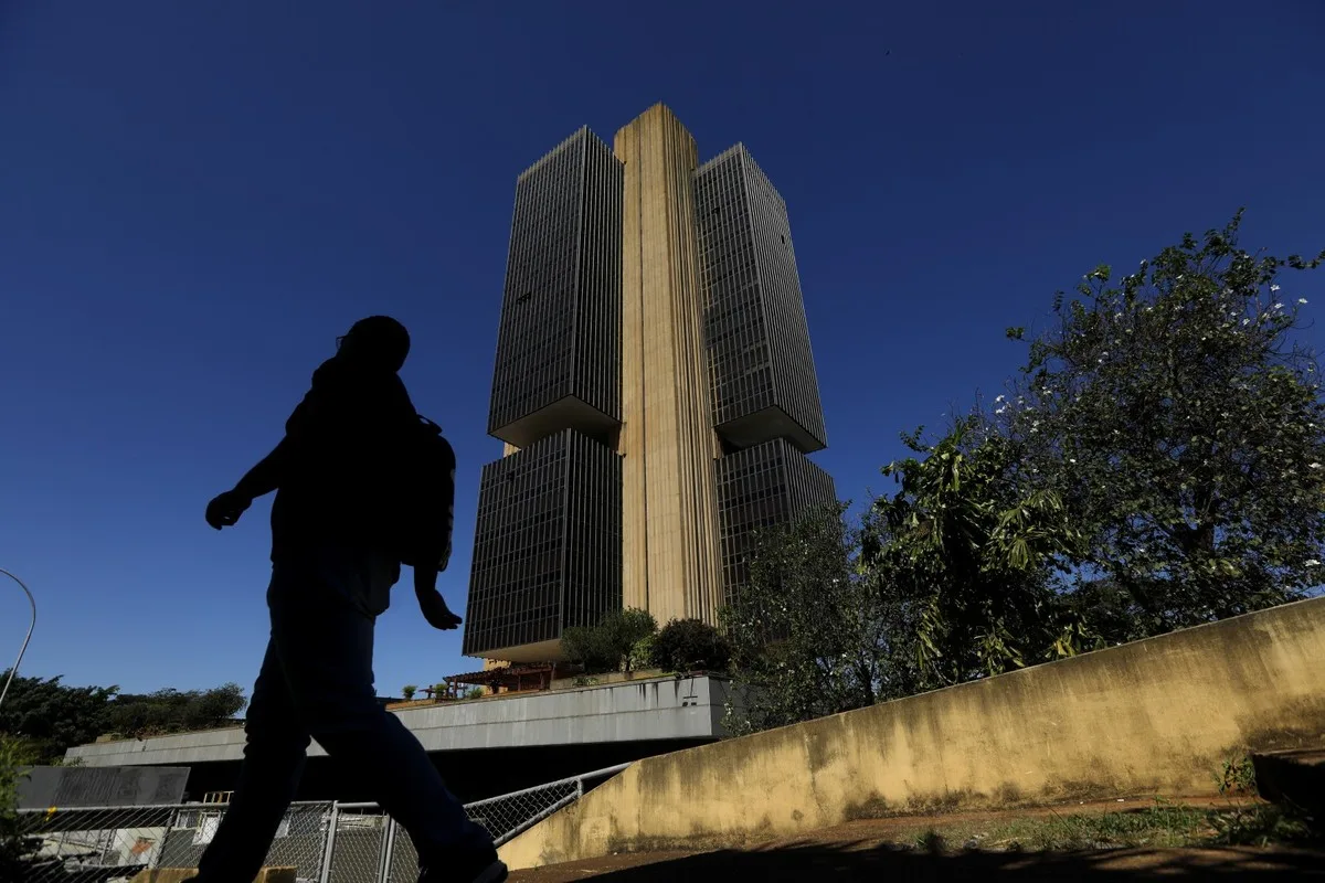 BC projeta inflação acima da meta até 2028 e mantém Selic em 15%