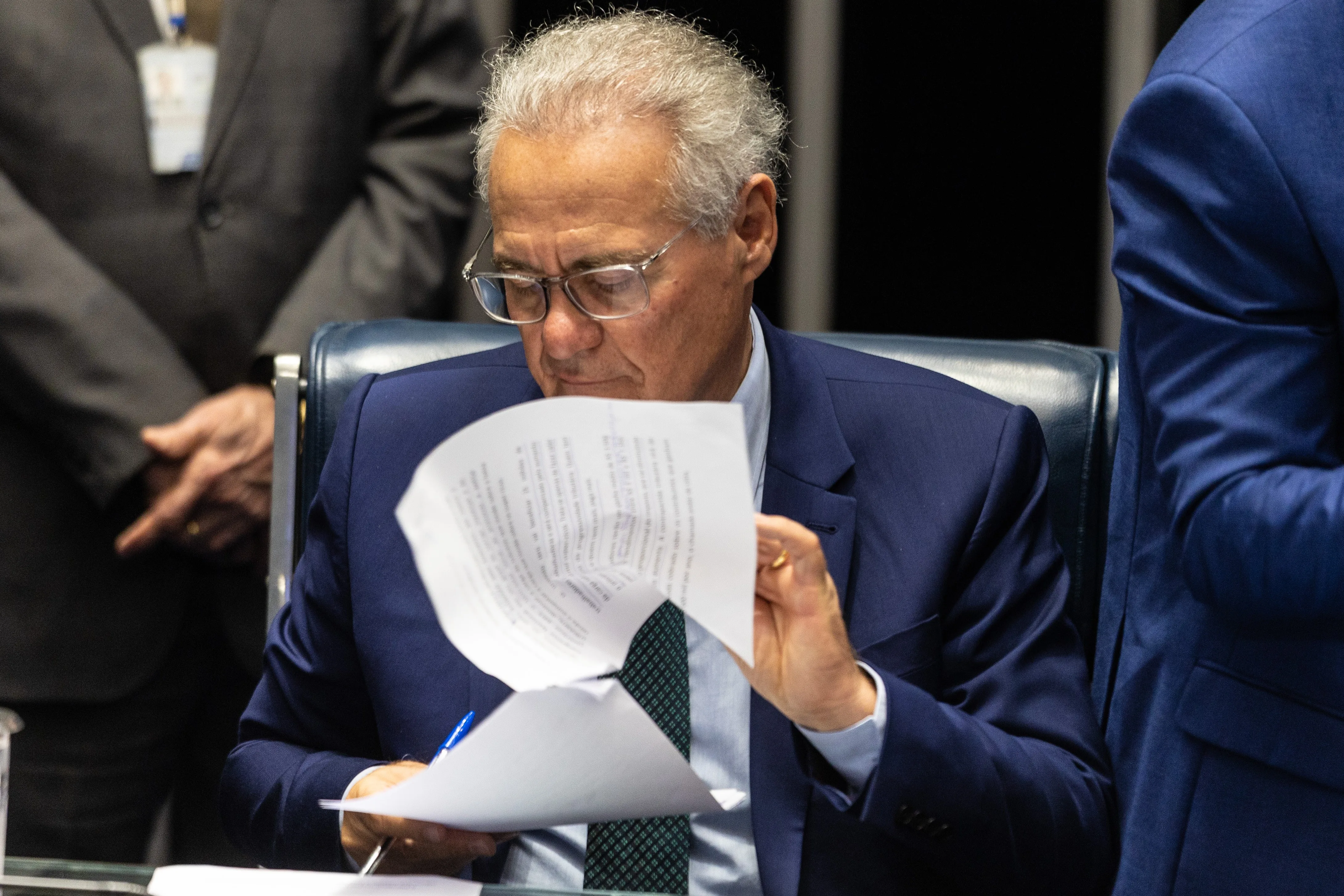 Renan Calheiros questiona Lula sobre reunião não oficial com Vorcaro e convoca Galípolo