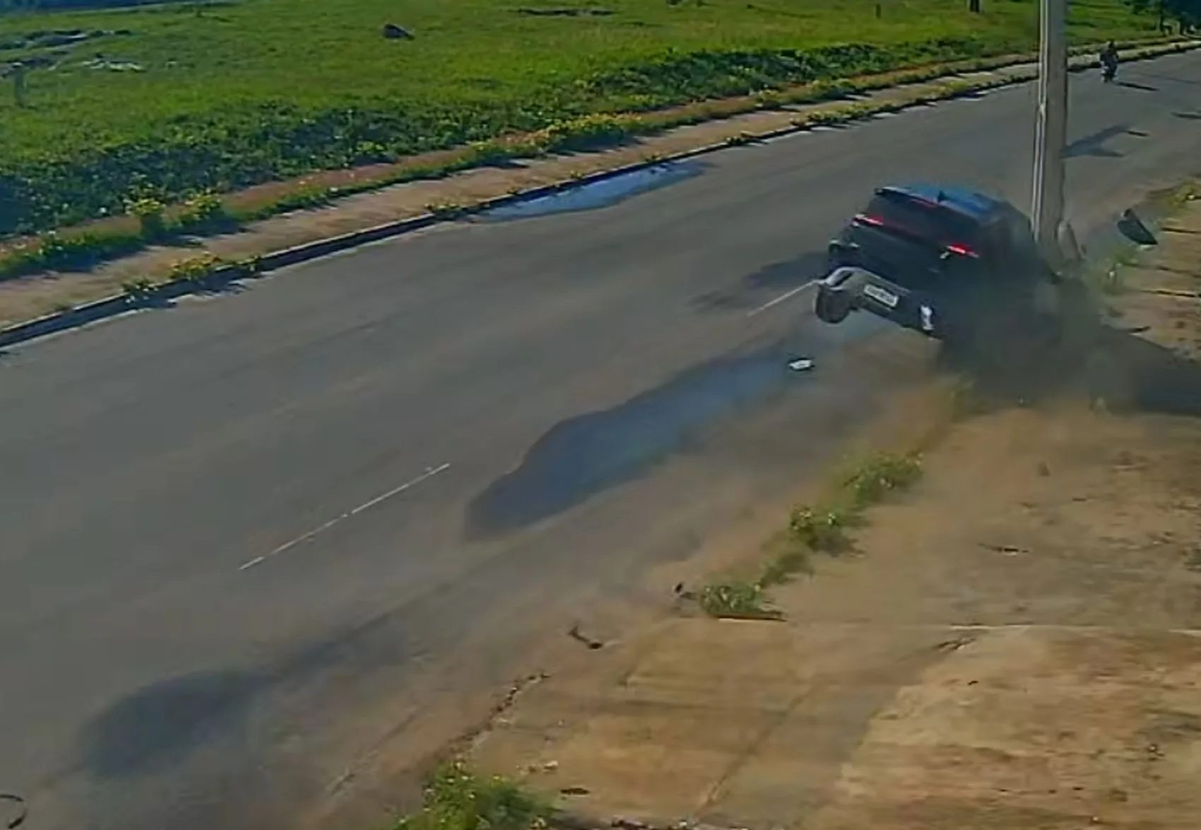 Carro bate em poste ao desviar de outro veículo em Aracaju