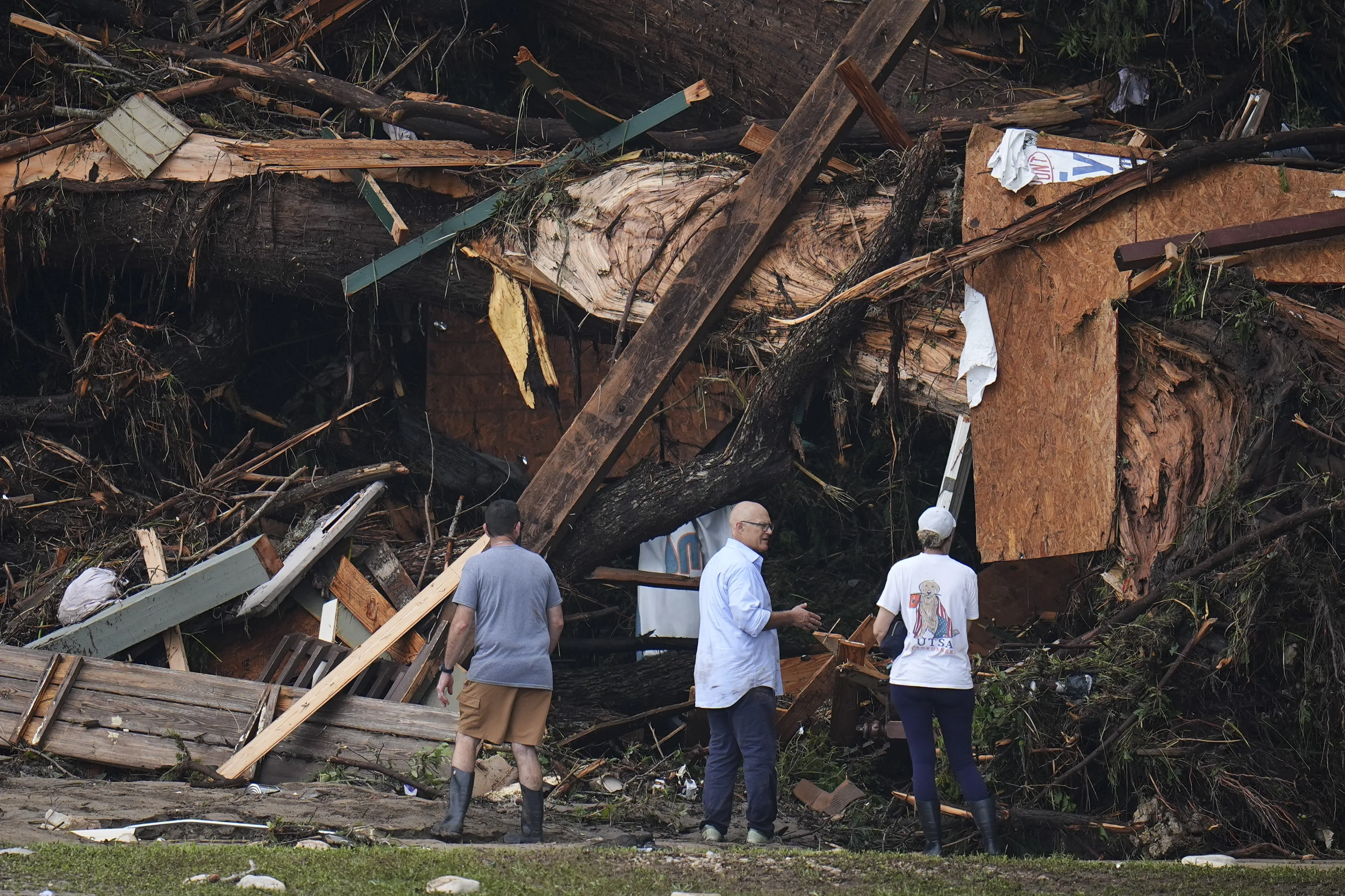 Mortes por enchentes no Texas ultrapassam 100; buscas continuam